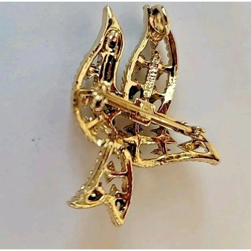 VINTAGE GERRY'S Flying Bird Dove Goldtone Brooch Pin Pendant Signed White Beads‎